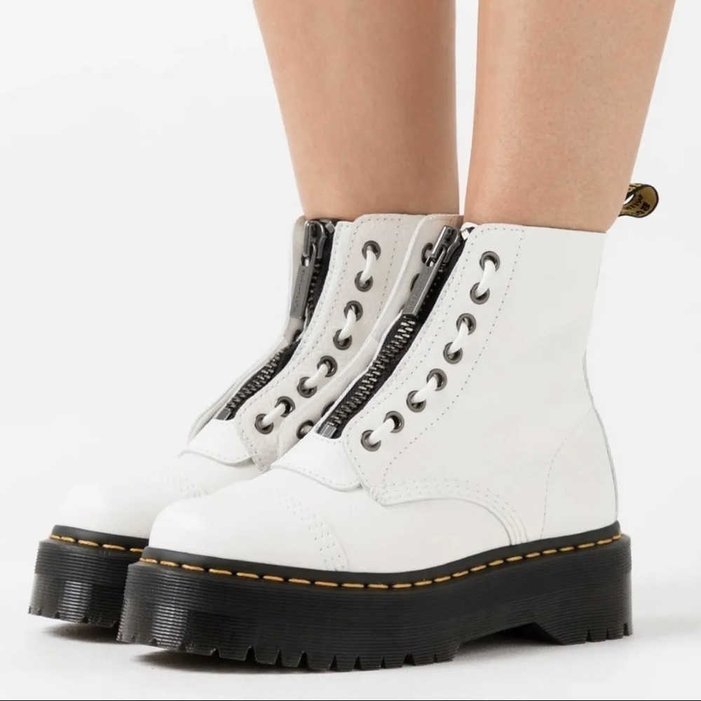 DR. MARTENS WOMEN’S SINCLAIR MILLED NAPPA LEATHER PLATFORM BOOTS WHITE SZ- 7 .US